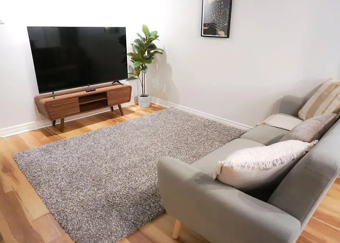 Cozy Apartment In Ahuntsic With Free Parking And Near Metro Station
