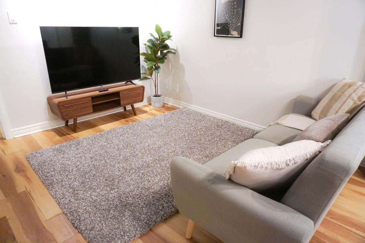 Cozy In Ahuntsic With Free Parking And Near Metro Station Apartment *